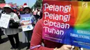 Ratusan aktifis perempuan dari 65 organisasi kemasyarakatan melakukan aksi memperingati Hari Perempuan Internasional di depan Istana Merdeka, Jakarta, Jumat (8/3). Aksi long march dari gedung Balaikota. (merdeka.com/Arie Basuki)