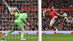 Aksi pemain Manchester United, Juan Mata melakukan kontrol bola saat melawan Swansea City pada laga Premier League di Old Trafford, (31/3/2018).  Manchester United menang 2-0. (Anthony Devlin/PA via AP)