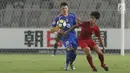 Pemain Timnas Indonesia U-19, M Luthfi Baharsyah berebut bola dengan pemain Chinnese Taipei saat laga penyisihan Grup A Piala AFC U-19 2018 di Stadion GBK, Jakarta, Kamis (18/10). Babak pertama berakhir imbang 0-0. (Liputan6.com/Helmi Fithriansyah)