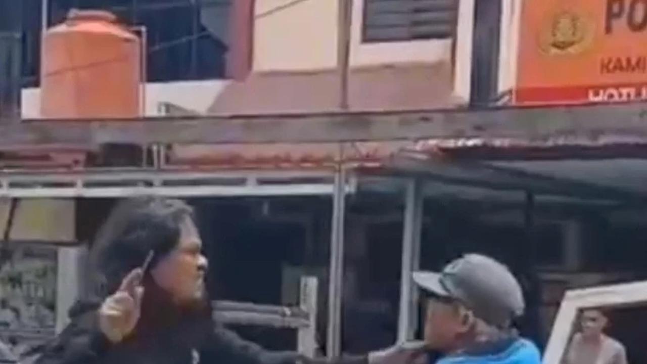 Pria gondrong mengamuk di kantor polisi