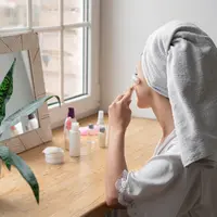 Rutinitas skincare minimalis adalah pendekatan perawatan kulit yang berfokus pada beberapa langkah esensial saja, yaitu membersihkan, melembapkan, dan melindungi kulit dari paparan sinar matahari. (foto/dok: freepik)