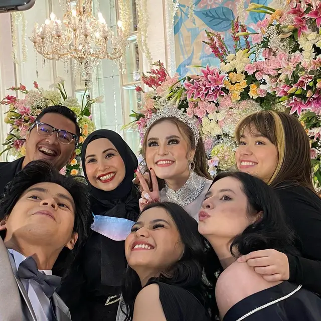Pernikahan Arnold Leonard dan Moniq Crasivaya dihadiri bintang Mermaid In Love (Foto: Instagram/@kangferrymaryadi)