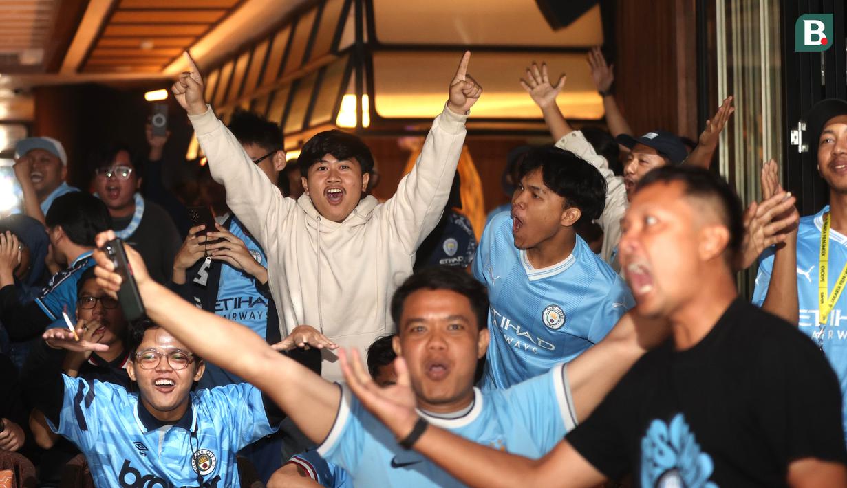 <p>Fans City melakukan selebrasi saat Roaring Night Manchester City vs Manchester United di Babahramu Dine &amp; Bar, Episode Hotel, Gading Serpong, Tangerang, Minggu (3/3/2024). (Bola.com/M Iqbal Ichsan)</p>