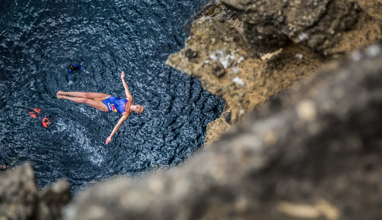Peserta asal Australia, Rhiannan Iffland, melakukan lompatan setinggi 21 meter dari tebing Islet Franca do Campo pada kompetisi Red Bull Cliff Diving World Series di Sao Miguel, Portugal, 7 Juli 2017. (Romina Amato/Red Bull Content Pool via AP Images)