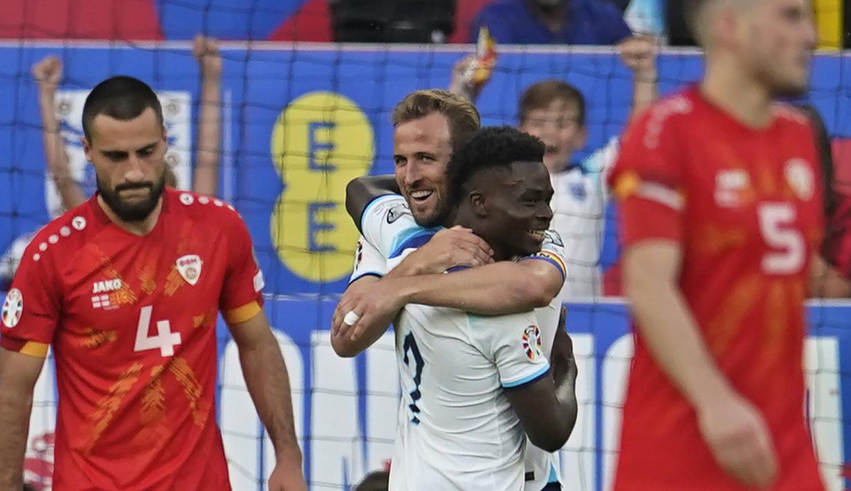 Timnas Inggris masih melanjutkan tren kemenanagan pada kualifikasi Euro 2024 setelah menghancurkan Makedonia Utara 7-0 dalam laga yang digelar di Old Trafford, Manchester, Selasa (20/6/2023) dini hari WIB. Tujuh gol Three Lions disumbangkan lewat hattrick Bukayo Saka, brace Harry Kane dan masing-masing satu gol dari Marcus Rashford dan Kalvin Phillips. Dengan kemenangan ini, pasukan Gareth Southgate makin nyaman bertengger di puncak klasemen Grup C dengan koleksi 12 poin hasil sapu bersih 4 kemenangan. (AP Photo/Dave Thompson)