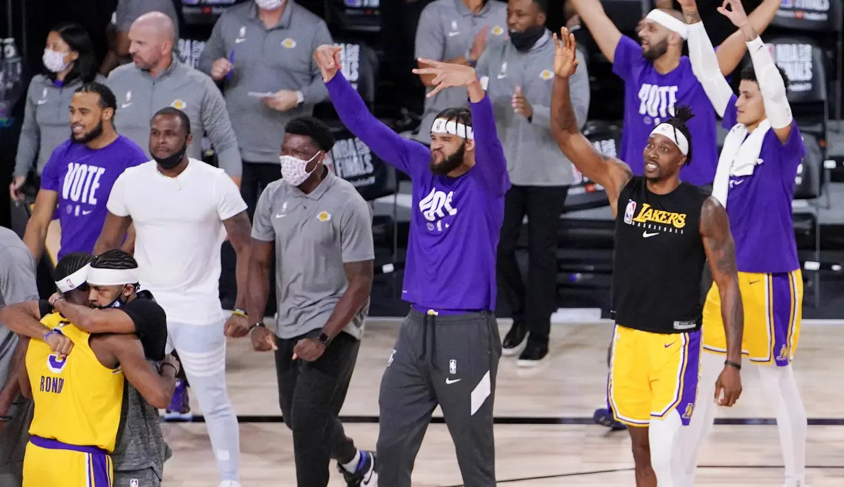 Para pebasket Los Angeles Lakers melakukan selebrasi usai menaklukkan Miami Heat pada gim keempat final NBA di Lake Buena Vista, Rabu (7/10/2020). Lakers menang dengan skor 102-96. (AP Photo/Mark J. Terrill)