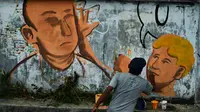 Seniman melukis mural yang menggambarkan senator Australia, Fraser Anning dipukul kepalanya menggunakan sebutir telur oleh William Conolly, di Banda Aceh, Aceh, Kamis (21/3/2019). (CHAIDEER MAHYUDDIN/AFP)