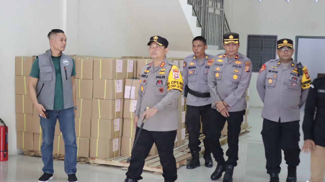 Ratusan Ribu Logistik Pilkada Tersimpan di Gudang KPUD Siak, Polri Maksimalkan Pengamanan