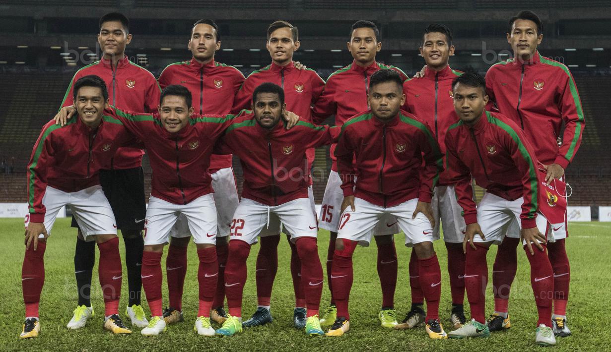 Para pemain Timnas Indonesia foto bersama sebelum melawan Filipina pada laga SEA Games di Stadion Shah Alam, Selangor, Kamis (17/8/2017). Indonesia menang 3-0 atas Filipina. (Bola.com/Vitalis Yogi Trisna)