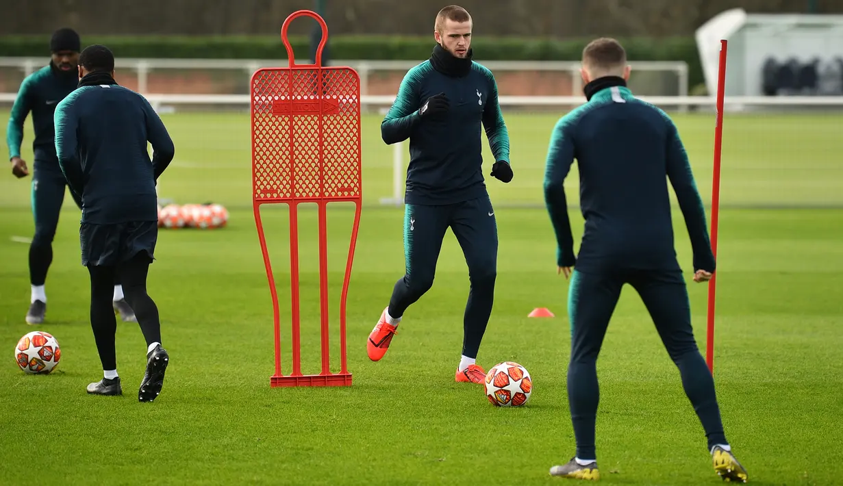 Bek Tottenham Hotspur, Eric Dier (kedua kanan) menggiring bola saat latihan di Pusat Pelatihan Enfield, London utara (12/2). Tottenham akan bertanding melawan Borrusia Dortmund pada 16 besar Liga Champions di stadion Wambley. (AFP Photo/Glyn Kirk)