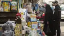 Orang-orang berbelanja di pasar Jamila Baghdad, Irak, Rabu, 9 Maret 2022. Harga makanan, bahan bakar, dan bahan konstruksi naik 20 hingga 50 persen di Irak, karena situasi perang saat ini di Ukraina. (AP Photo/Hadi Mizban)