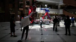 Dua buah patung Ultraman setinggi lima meter dipamerkan di pusat perbelanjaan di Shanghai, China, Selasa (3/5/2016). Patung tersebut merupakan bagian dari pameran untuk memperingati ulang tahun Ultraman ke-50. (REUTERS/Aly Song)