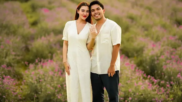 6 Adu Gaya Dua Calon Ipar Aurel Hermansyah, Aaliyah Massaid dan Sarah Menzel saat Dilamar