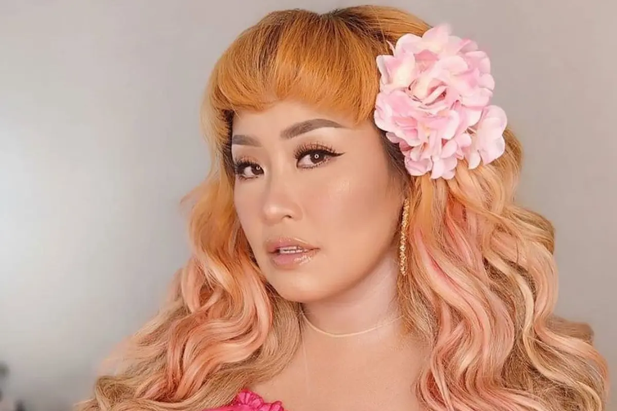 6 Gaya Feminin Nyentrik Pinkan Mambo yang Pernah Dijuluki Barbie