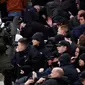 Polisi anti huru-hara Yunani bentrok dengan suporter Ajax Amsterdam sebelum pertandingan Liga Champions melawan AEK Athena di Stadion Olimpiade Athena, Selasa (27/11). Akibat bentrokan ini, sejumlah pendukung Ajax terluka. (AP/Thanassis Stavrakis)