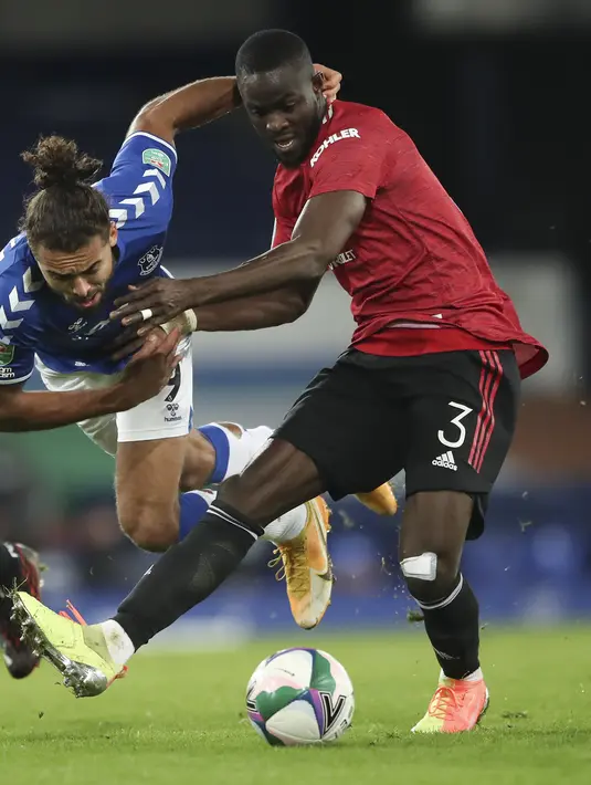 Penyerang Everton, Dominic Calvert-Lewin berebut bola dengan bek Manchester United, Eric Bailly pada babak perempat final di Goodison Park, Kamis (24/12/2020). (AP Photo/Nick Potts,Pool)