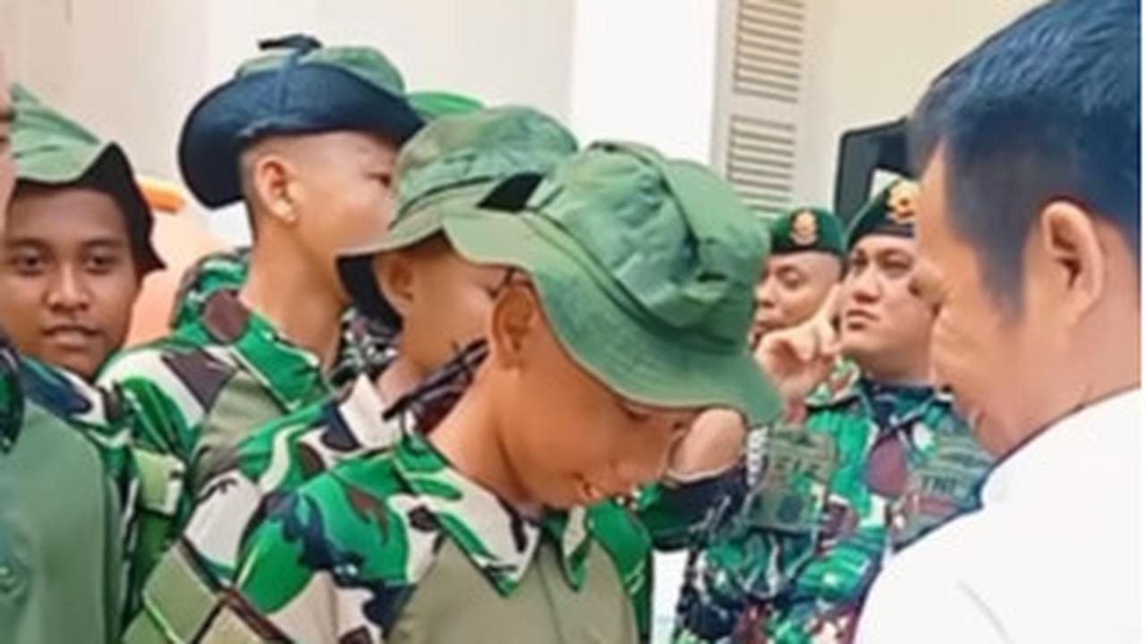 MOmen BUpati Purwakarta Bagikan Uang ke Barak