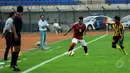 Pemain Timnas Indonesia U-23, Wawan Pebrianto (kedua kanan) mencoba melewati kawalan Kumaahran Sathasivam (Malaysia U-23) saat laga uji coba di Stadion Si Jalak Harupat, Bandung, Kamis (21/5/2015). (Liputan6.com/Helmi Fithriansyah)