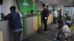 Calon penumpang pesawat mengantre di loket penjualan tiket maskapai di Bandara Soekarno Hatta, Tangerang, Selasa (17/2). Mulai 1 Maret mendatang, PT Angkasa Angkasa Pura II akan menghapus loket penjualan tiket di bandara. (Liputan6.com/Herman Zakharia)