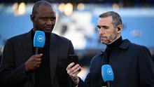 Para komentator BT Sport, Patrick Vieira dan Martin Keown, bereaksi menjelang pertandingan Liga Inggris antara Manchester City dan Arsenal di Stadion Etihad di Manchester, barat laut Inggris, pada 26 April 2023. (Oli SCARFF/AFP)