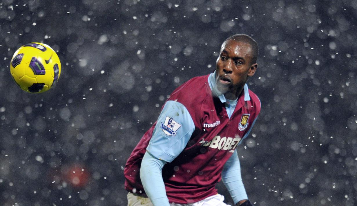 Rumornya Carlton Cole akan bergabung dengan Persib Bandung. Bahkan menurut sumber Bola.com, rekan Frank Lampard ini ptengah mempersiapkan diri untuk melakukan tes medis di Jakarta. (AFP/Glyn Kirk)