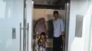 Petugas membantu warga menaiki lift jembatan penyeberangan orang (JPO) Sumarno, Jakarta, Kamis (10/1). Lift JPO Sumarno bisa digunakan setiap Senin sampai Jumat. (Liputan6.com/Herman Zakharia)