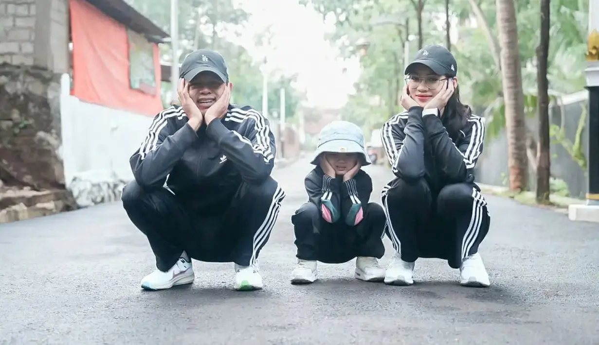 Melalui akun instagramnya, Kang Dedi juga beberapa kali mengunggah momen kebersamaan dengan perempuan cantik tersebut. Bahkan, kerap tampil dengan pakaian kompak. Momen Kang Dedi 
 bersama putri bungsunya Nyi Hyang Sukma Ayu dan perempuan yang kerap disebut istri barunya. [Instagram/dedimulyadi71]