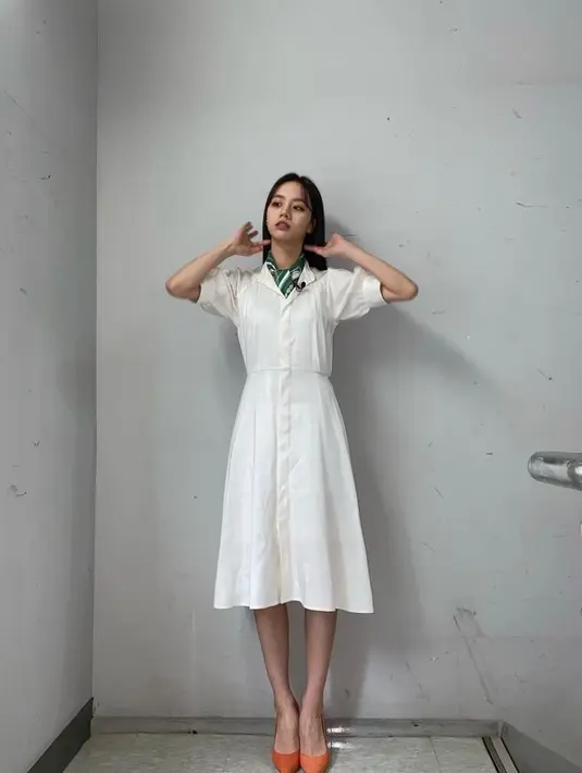 Style ala Hyeri Girl's Day dengan white shirt dress dengan tambahan neck scarf ini juga bisa jadi pilihan kamu, lho. (Instagram/hyeri_0609).