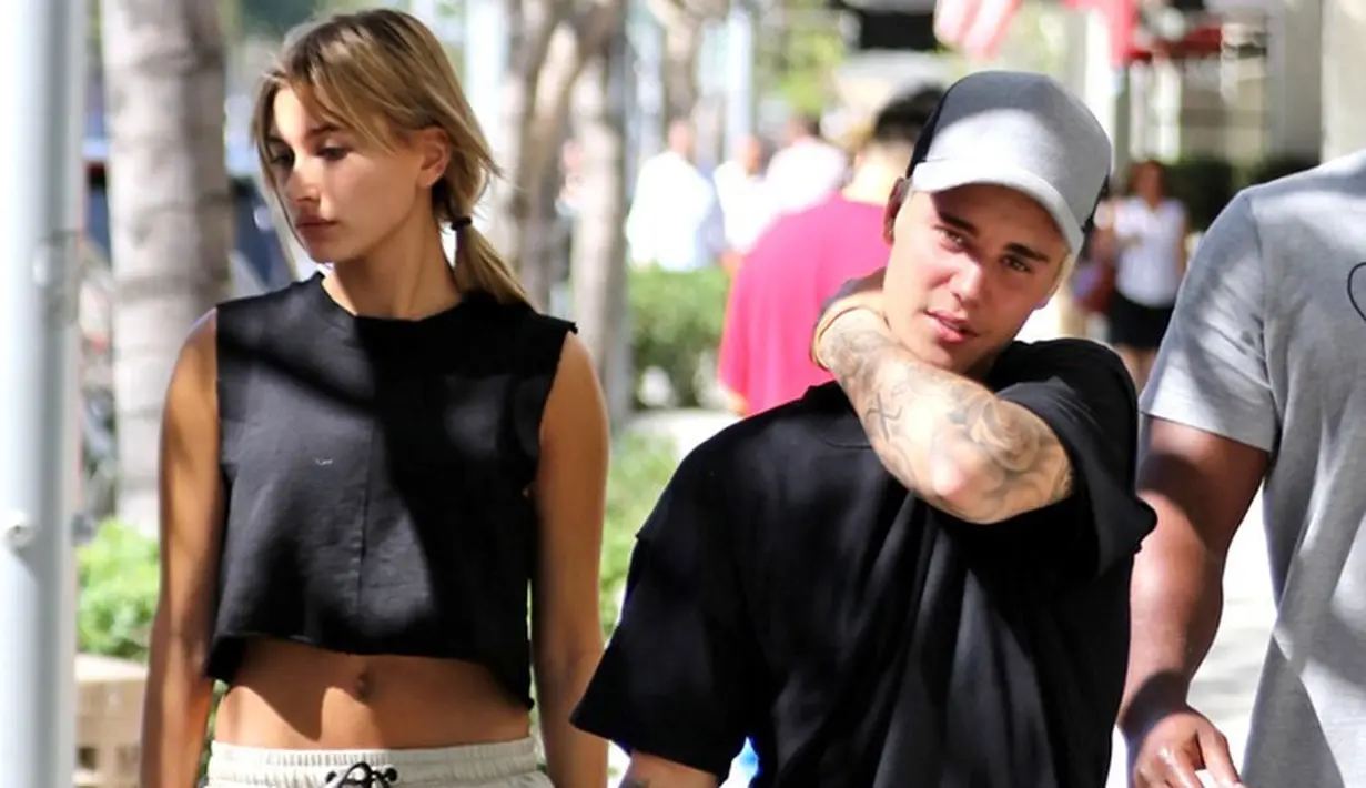 Hailey Baldwin dan Justin Bieber kembali terlihat bersama di Miami. Hal ini memmbuat rumor kembalinya hubungan mereka mencuat. (Vanity Fair)