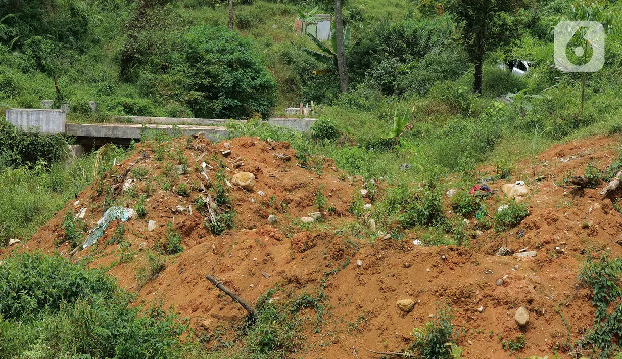Sisa bencana longsor di Kampung Cigobang, Lebak, Banten, Sabtu (20/3/2021). Kampung itu ditinggalkan sekitar 154 kepala keluarga (KK) karena mengalami trauma, tidak memiliki biaya perbaikan dan khawatir potensi bencana akibat stuktur tanah yang labil terjadi kembali. (Liputan6.com/Herman Zakharia)