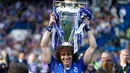 Bek Chelsea, David Luiz tersenyum saat mengangkat trofi Liga Inggris di stadion Stamford Bridge, london, (21/5). Bagi Chelsea, ini merupakan gelar keenam atau yang kelima di era Premier League. (AP Photo/Frank Augstein)