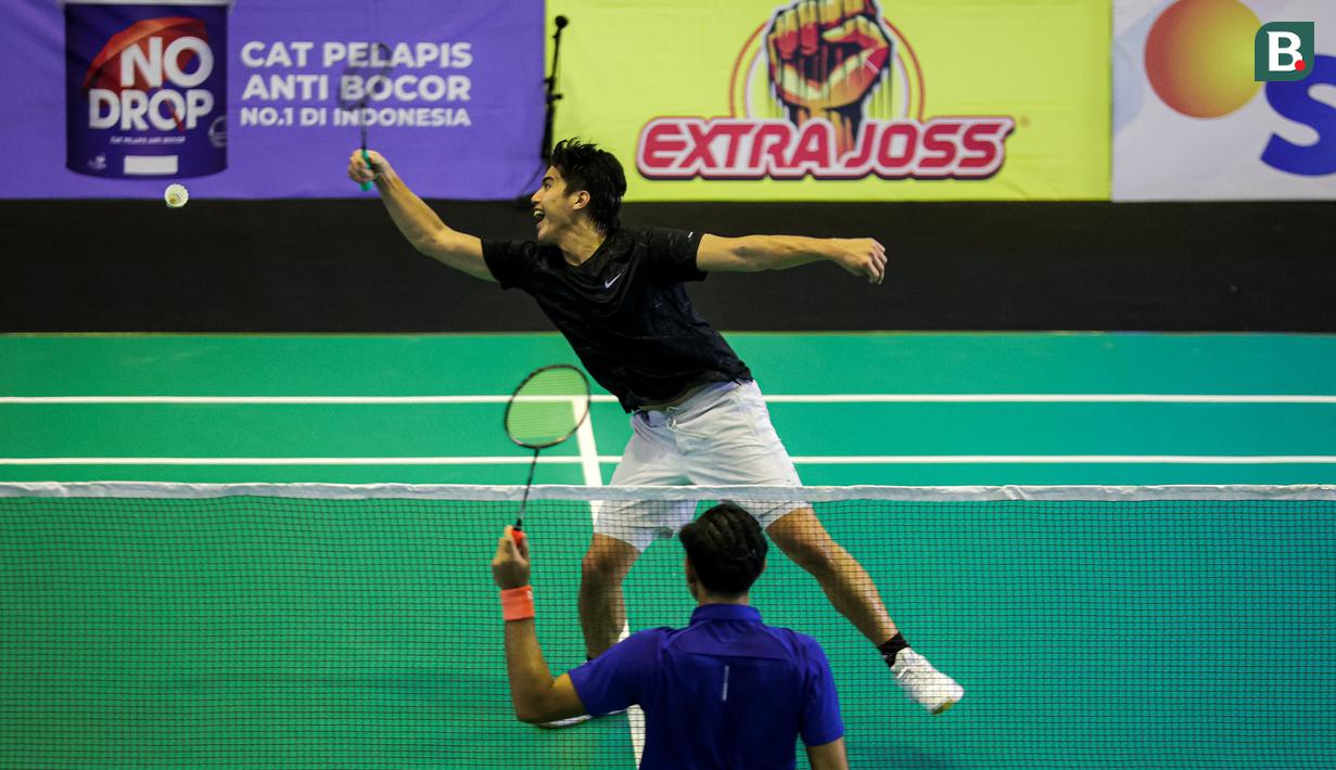 Selebritas Indonesia, El Rumi gagal menjangkau shuttle cock yang dilepaskan lawannya, Jefan Nathanio dalam cabang olahraga bulu tangkis nomor tunggal putra Turnamen Olahraga Selebriti Indonesia (TOSI) season 2 di GOR POPKI Cibubur, Jakarta Timur, Sabtu (13/01/2023). El Rumi menang dua set langsung (21-14, 21-16). (Bola.com/Bagaskara Lazuardi)