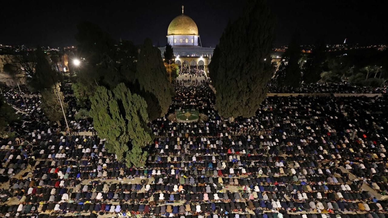 FOTO: Kekhusyukan Ribuan Warga Palestina Berburu Lailatul Qadar di Masjid Al Aqsa pada Malam 27 Ramadan