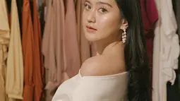 Wanita yang hobi travelling ini memiliki gaya busana hits dan stylish bikin yang membuat warganet makin mengidolakannya. Busana serba putih yang ia kenakan kali ini bermodel sabrina. Salshabilla terlihat semakin anggun. (Liputan6.com/IG/@salshabillaadr)