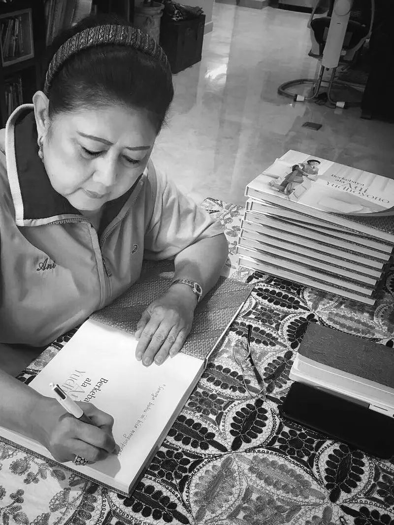 Foto Ani Yudhoyono Saat Menandatangani Sebuah Buku. (Foto: Instagram @aniyudhoyono)