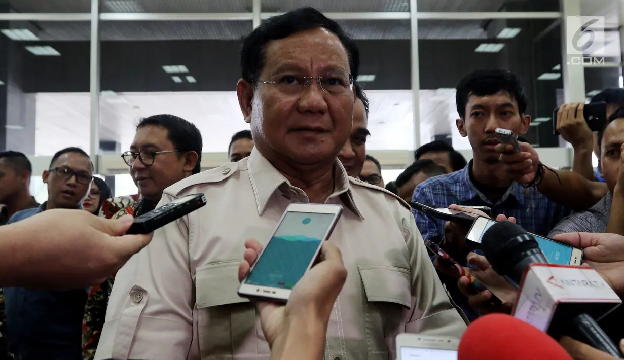 Ketua Umum Partai Gerindra Prabowo Subianto menjawab pertanyaan wartawan saat menyambangi Kompleks Parlemen, Jakarta, Rabu, (16/5). Prabowo menyebut pihaknya akan membahas langkah-langkah yang dapat dilakukan terkait terorisme. (Liputan6.com/JohanTallo)