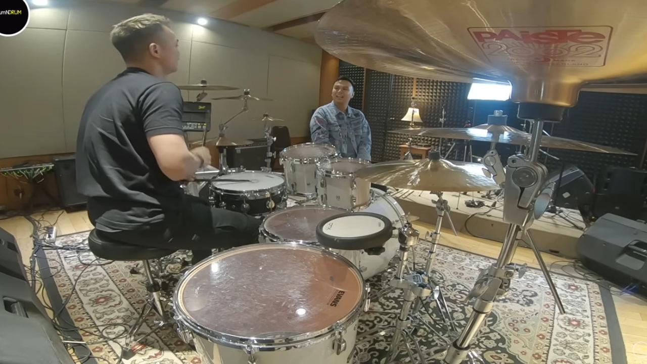 Potret Rio bersama drum putih andalannya. Set drum ini biasa digunakan Rio saat tampil bersama Noah.<br>