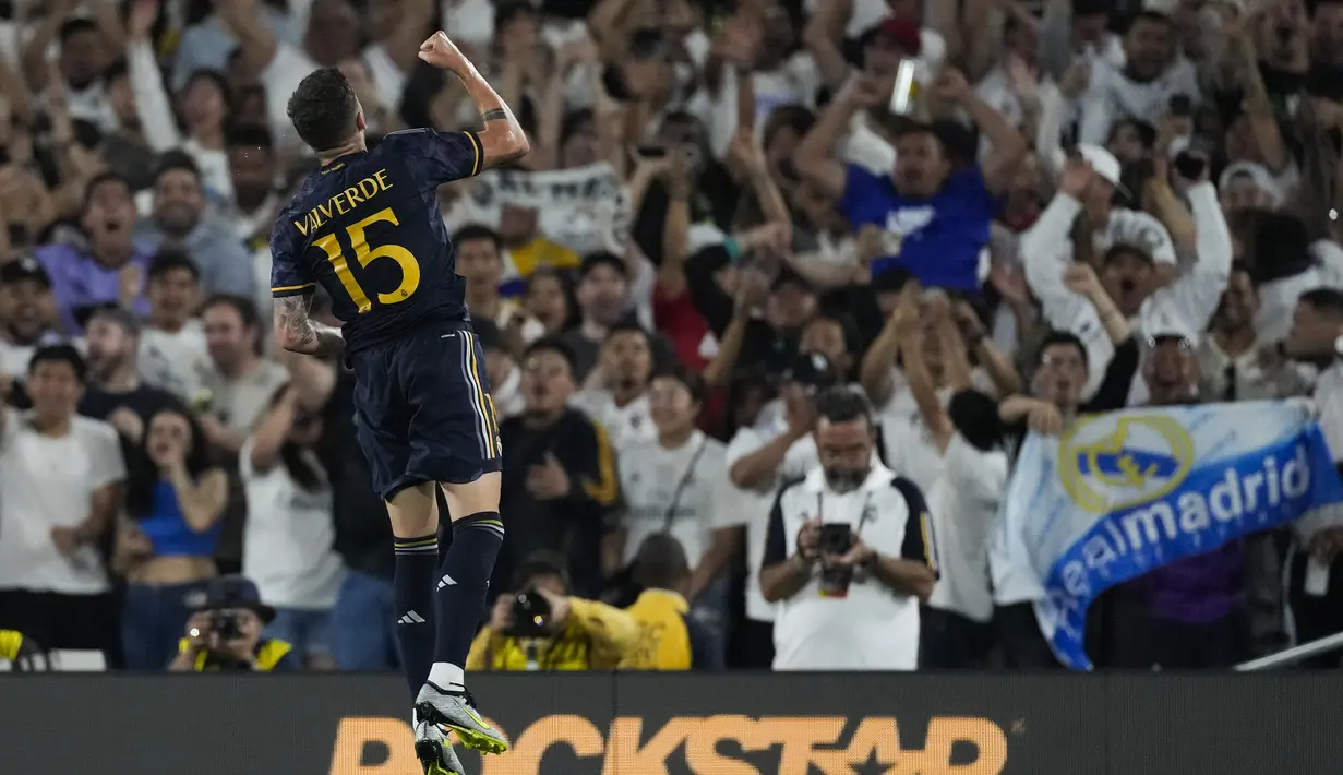 Selebrasi gelandang Real Madrid, Federico Valverde setelah mnecetak gol pertama timnya ke gawang AC Milan pada laga pramusim 2023/2024 Soccer Champions Tour di Rose Bowl Stadium, Pasadena, California, Senin (24/7/2023) pagi WIB. (AP Photo/Ashley Landis)