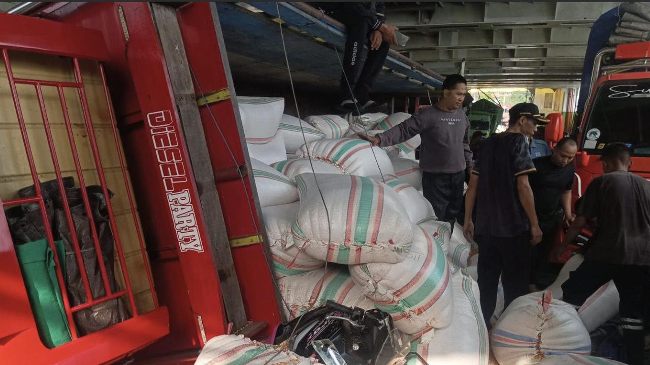 Truk Bermuatan Dedak dan Jagung Terguling di Kapal Ferry