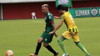 Gelandang PSS, Mahadirga Lasut akan bahu-membahu bersama rekan setimnya untuk meraih hasil positif saat menjamu Martapura FC di Stadion Maguwoharjo, Minggu (17/7/2016). (Bola.com/Romi Syahputra)