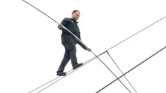 Slackliner ternama kembali menguji adrenalin dengan berjalan di ketinggian tanpa alat pengaman.
