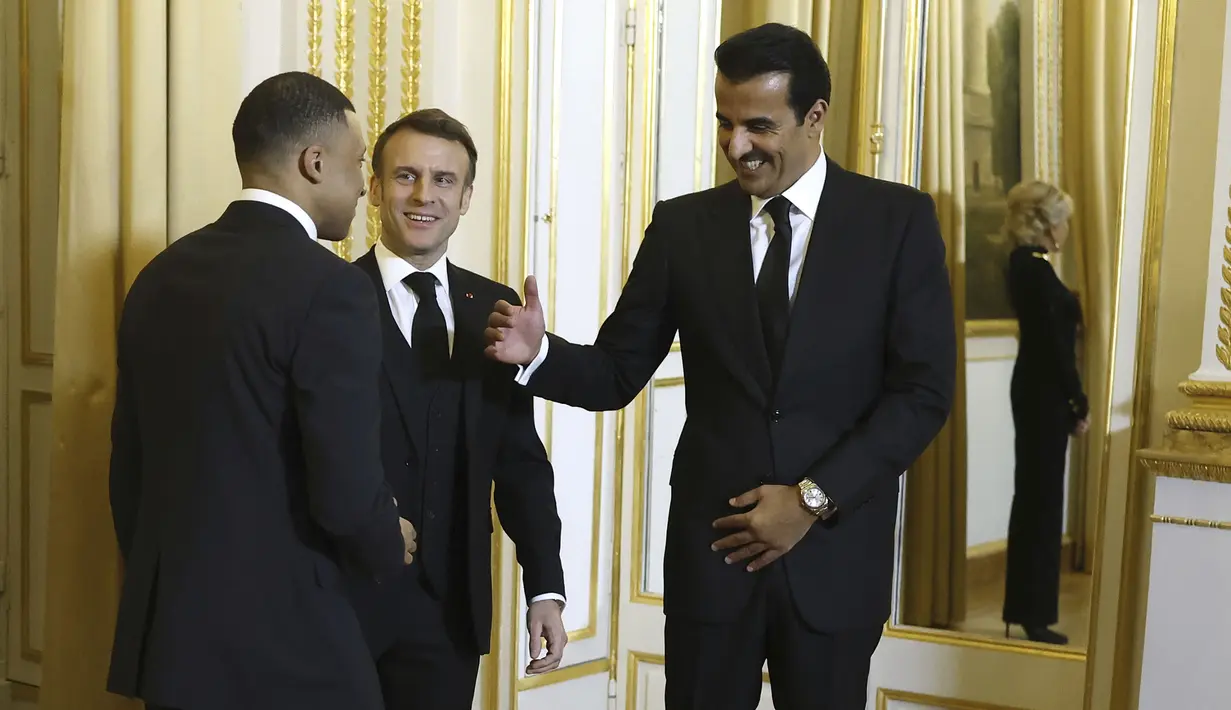 Pemain PSG, Kylian Mbappe (kiri) bersalaman dengan Emir Qatar, Sheikh Tamin bin Hamad Al-Thani (kanan) dan Presiden Prancis, Emmanuel Macron (tengah) saat diundang menjadi salah satu tamu di Istana Elysee, Prancis, Selasa (27/2) malam waktu setempat. (AFP/Pool/Yoan Valat)