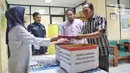 Warga menyerahkan berkas lamaran untuk mendaftar menjadi Petugas Penanganan Prasarana dan Sarana Umum (PPSU) di kantor Kelurahan Joglo, Jakarta Barat, Rabu (25/6/2025). (Liputan6.com/Angga Yuniar)