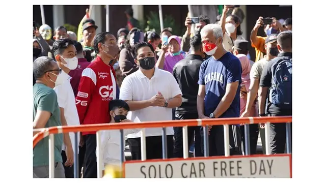 6 Momen Presiden Jokowi dan Jan Ethes Jalan Santai di CFD Solo, Sapa Masyarakat