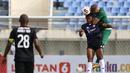 Gelandang PS Sleman, Maslac Mario (kanan) berduel udara dengan pemain Persik Kediri dalam laga matchday ke-3 Grup C Piala Menpora 2021 di Stadion Si Jalak Harupat, Bandung, Kamis (1/4/2021). (Bola.com/Ikhwan Yanuar)