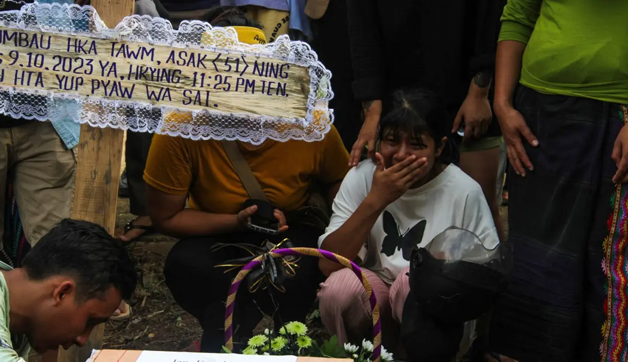 Rekaman setelah kejadian menunjukkan banyak rumah hancur dan banyak korban jiwa. Juru bicara KIO menyebut semua korban adalah warga sipil. (STR/AFP)