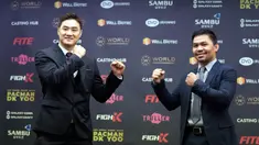 Politisi Filipina dan mantan petinju Manny Pacquiao (kanan) dan seniman bela diri Korea Selatan D.K. Yoo berpose saat konferensi pers di Pusat Pers, Seoul, Korea Selatan, Selasa (11/10/2022). Manny Pacquiao akan bertanding melawan D.K. Yoo pada 11 Desember. (AP Photo/Ahn Young-joon)