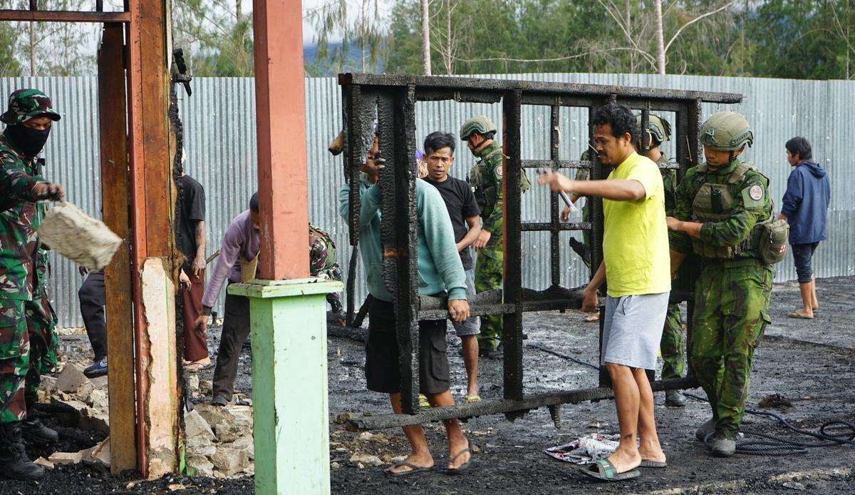 FOTO: TNI Polri dan Warga Bersihkan Kompleks YAPIS Deiyai Usai Pembakaran
