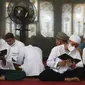 Para siswa mengenakan masker untuk membantu mengekang penyebaran COVID-19 saat membaca kitab suci Alquran di Masjid Attaqwa, Bekasi, Jawa Barat, Selasa (4/5/2021). Selama Ramadhan, umat muslim menahan diri dari makan, minum, merokok dan seks dari subuh hingga maghrib. (AP Photo/Achmad Ibrahim)