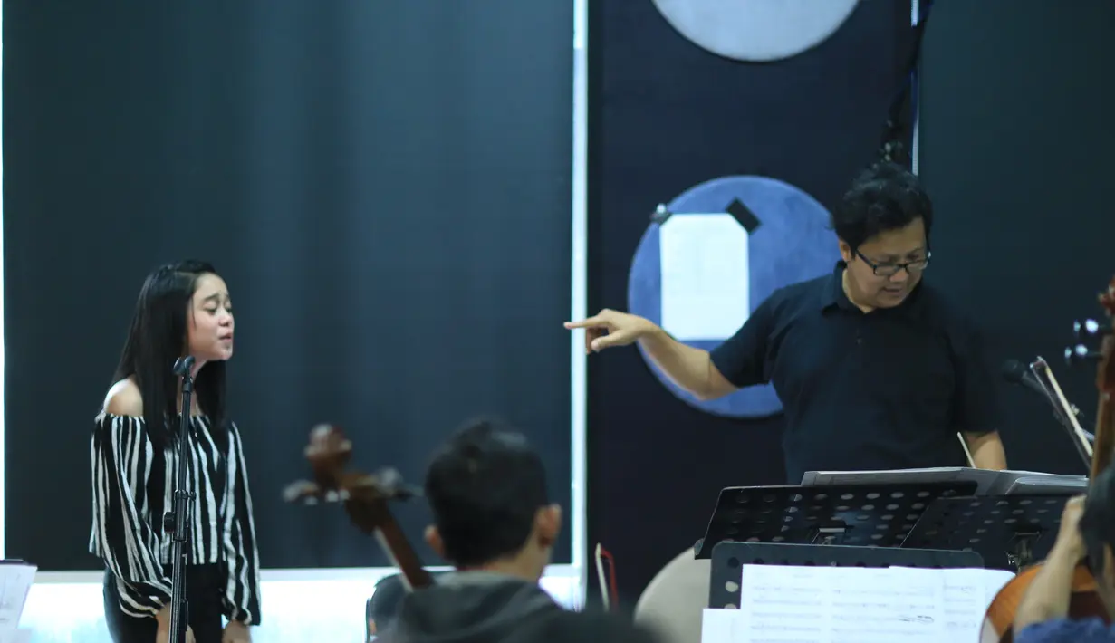 Diantaranya yang mengisi acara HUT Indosiar ke-22 adalah Siti Nurhaliza, All 4 One, Rick Price, Jose Mari Chan, Slank, Sheila on 7, Syahrini, Afgan, Rizky Febian, Dewi Perssik, Titi DJ, Ayu Ting Ting dan masih banyak lagi. (Adrian Putra/Bintang.com)